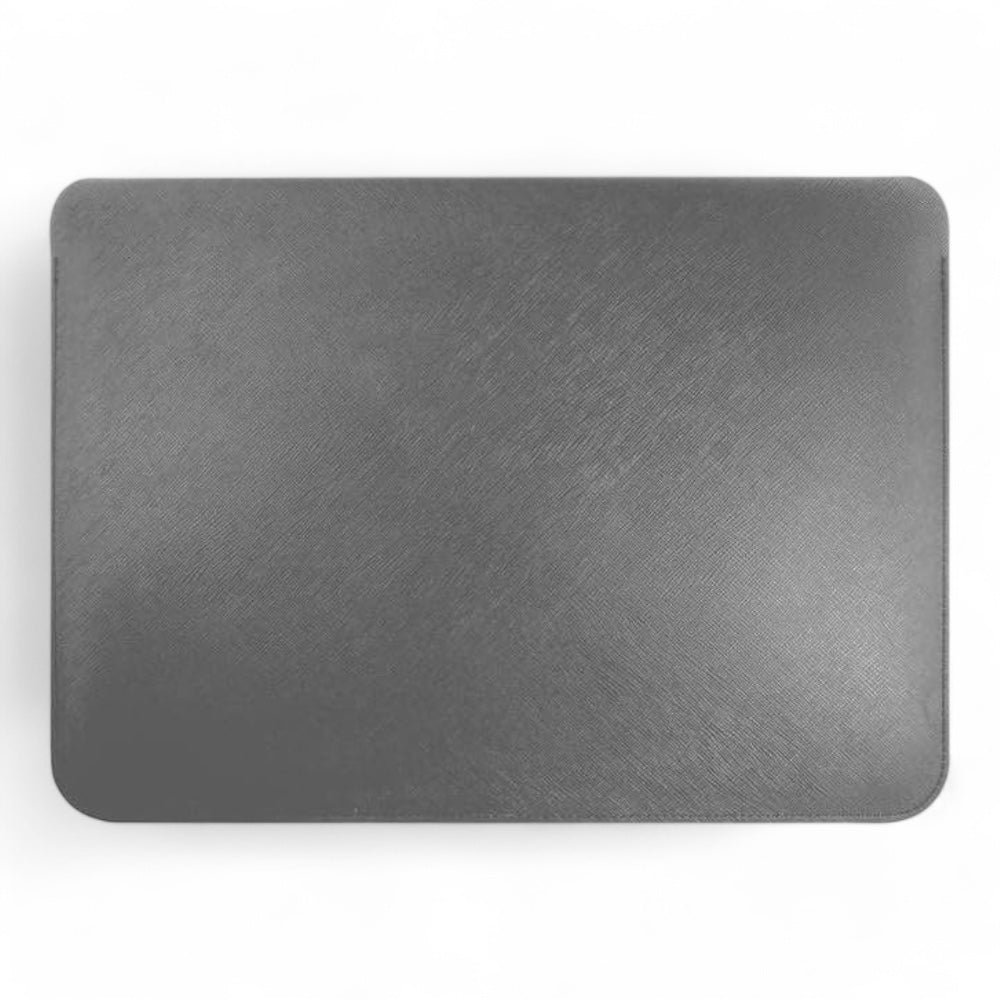 Estuche Karl Lagerfeld Comp Sleeve Saffiano Ikonik 14" Silver Computadora 14 Inch Color Gris — foto 2