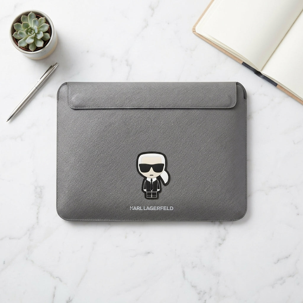 Estuche Karl Lagerfeld Comp Sleeve Saffiano Ikonik 14" Silver Computadora 14 Inch Color Gris — foto 6