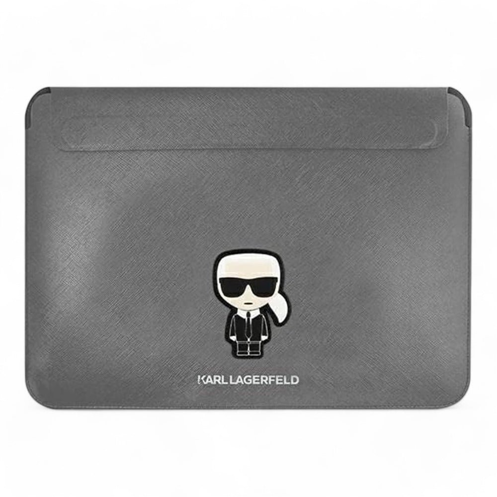 Estuche Karl Lagerfeld Comp Sleeve Saffiano Ikonik 14" Silver Computadora 14 Inch Color Gris
