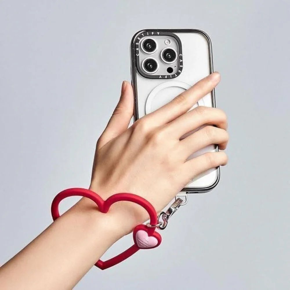 Accesorio CASETiFY strap de mano corazon rojo — foto 3