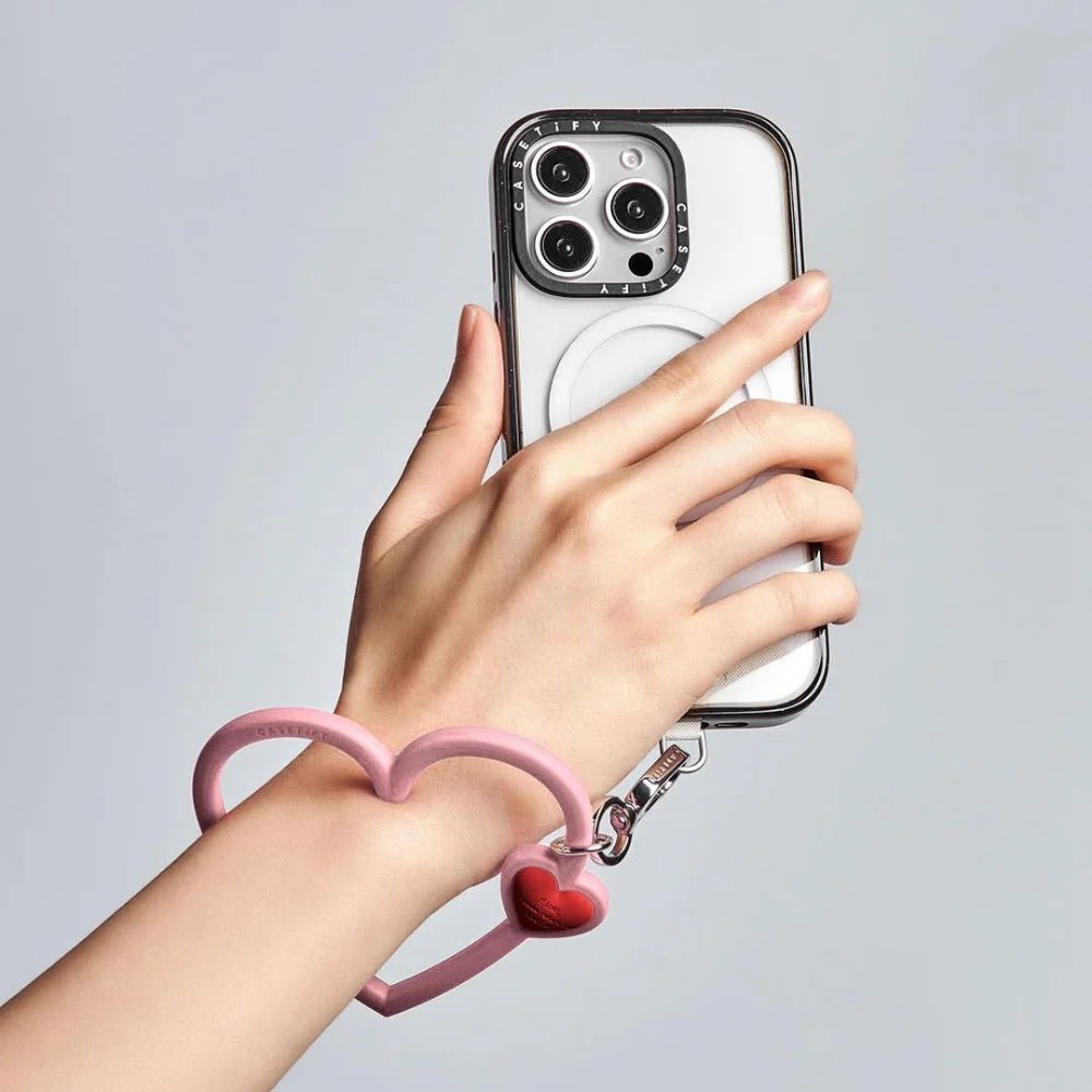 Accesorio CASETiFY strap de mano corazon rosado — foto 3